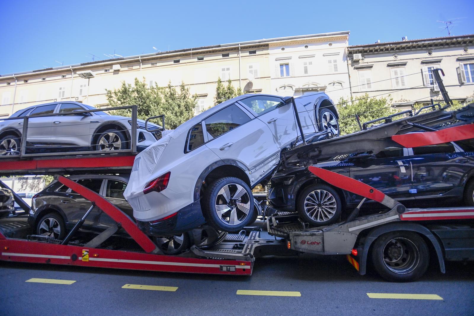 Rijeka: S kamiona za prijevoz automobila visi skupocijeni Audi Rijeka: S kamiona za prijevoz automobila visi skupocijeni Audi