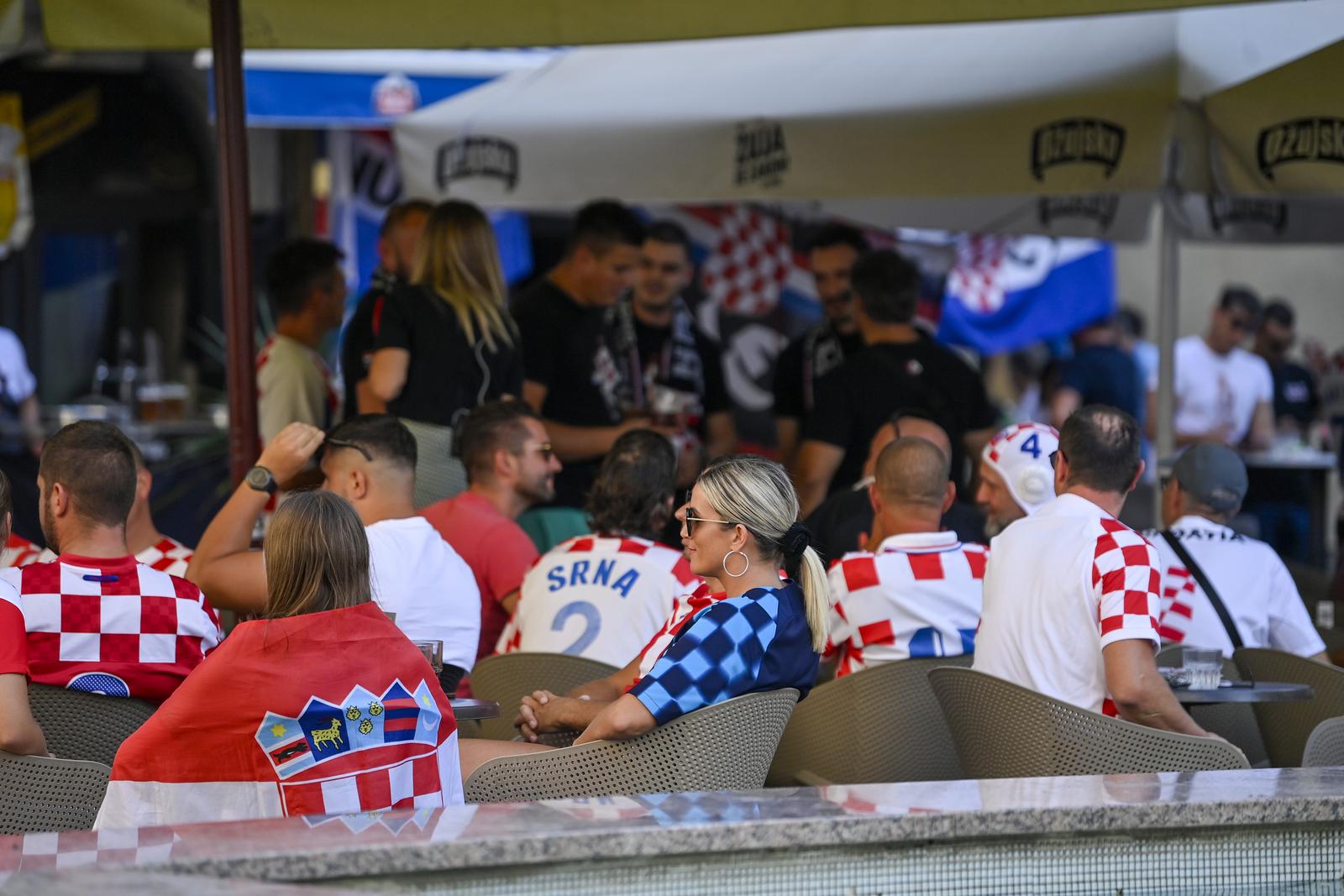Rijeka: Okupljanje navijača u gradu uoči utakmice Hrvatska – Latvija Rijeka: Okupljanje navijača u gradu uoči utakmice Hrvatska – Latvija