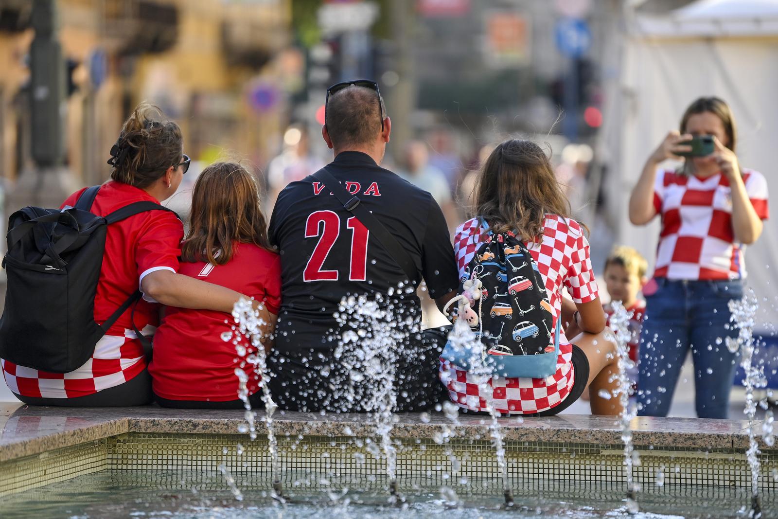 Rijeka: Okupljanje navijača u gradu uoči utakmice Hrvatska – Latvija Rijeka: Okupljanje navijača u gradu uoči utakmice Hrvatska – Latvija
