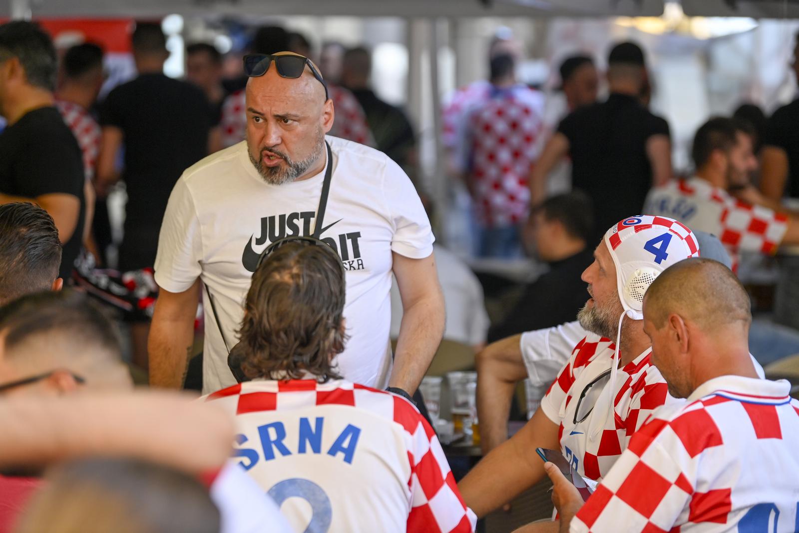 Rijeka: Okupljanje navijača u gradu uoči utakmice Hrvatska – Latvija Rijeka: Okupljanje navijača u gradu uoči utakmice Hrvatska – Latvija