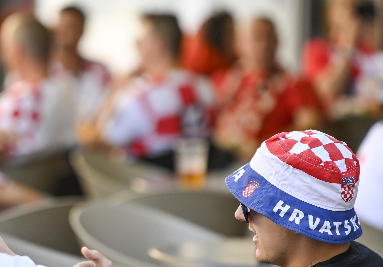 Rijeka: Okupljanje navijača u gradu uoči utakmice Hrvatska – Latvija Rijeka: Okupljanje navijača u gradu uoči utakmice Hrvatska – Latvija