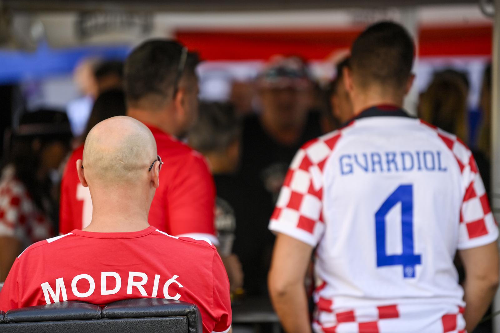 Rijeka: Okupljanje navijača u gradu uoči utakmice Hrvatska – Latvija Rijeka: Okupljanje navijača u gradu uoči utakmice Hrvatska – Latvija