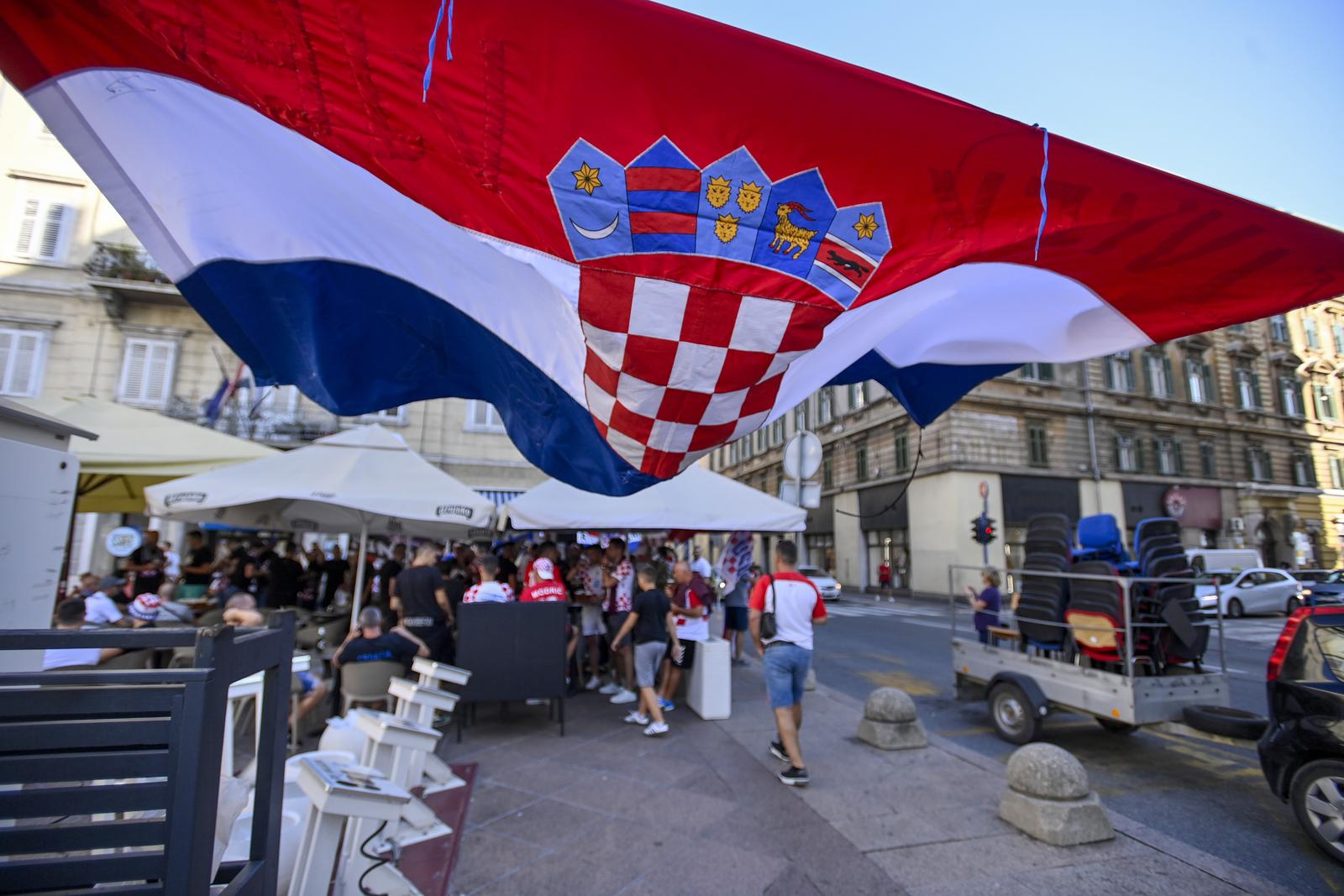 Rijeka: Okupljanje navijača u gradu uoči utakmice Hrvatska – Latvija Rijeka: Okupljanje navijača u gradu uoči utakmice Hrvatska – Latvija