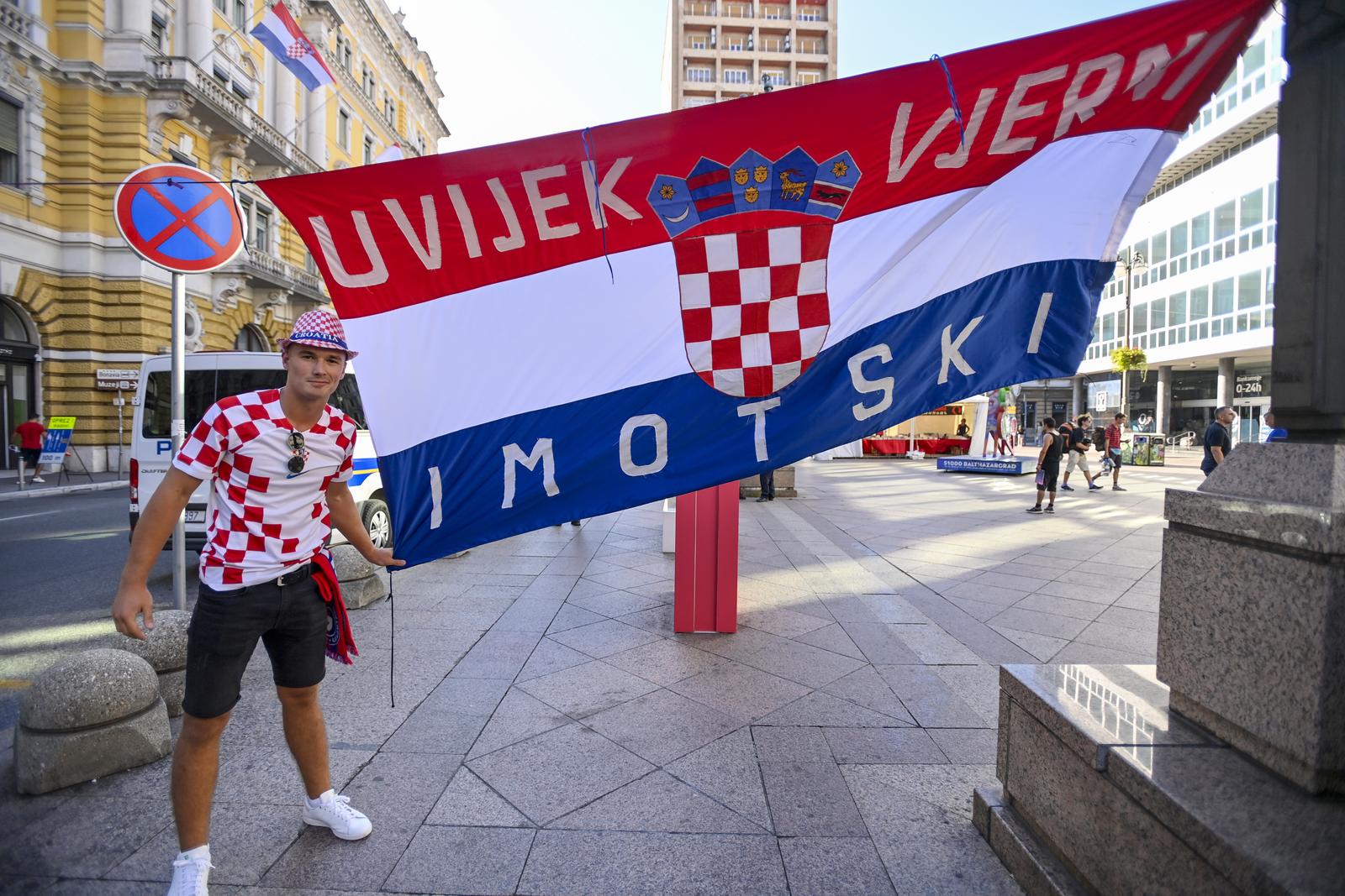Rijeka: Okupljanje navijača u gradu uoči utakmice Hrvatska – Latvija Rijeka: Okupljanje navijača u gradu uoči utakmice Hrvatska – Latvija