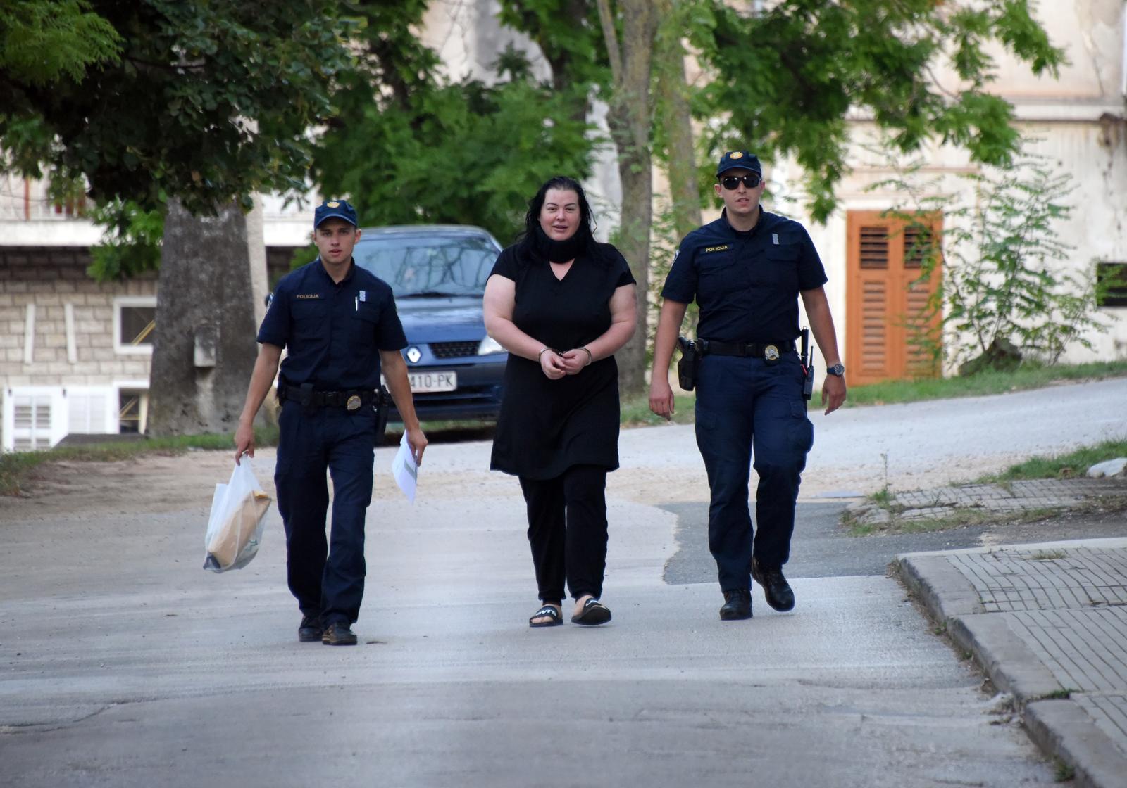 Pula: Privođenje Đurđice Maršić Vučković, vlasnice rovinjskog kluba Anaconda Pula: Privođenje Đurđice Maršić Vučković, vlasnice rovinjskog kluba Anaconda