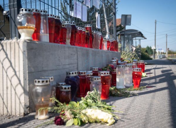 Zagreb: Građani ostavljaju lampione na mjestu gdje je u petak kamion pregazio djevojčicu na Žitnjaku