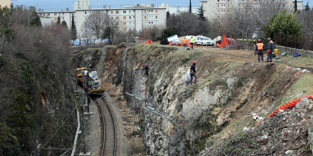 Rijeka: Sanacija stijena u kanjonu na Gornjoj Veici kroz koji prolazi vlak Rijeka – Zagreb Rijeka: Sanacija stijena u kanjonu na Gornjoj Veici kroz koji prolazi vlak Rijeka – Zagreb