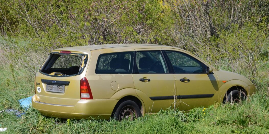 Pula: Neodgovorni građani ostavljaju u prirodi smeće, ali i olupine automobila Pula: Neodgovorni građani ostavljaju u prirodi smeće, ali i olupine automobila