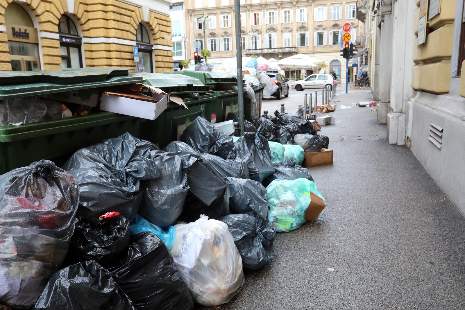 Rijeka: Gomilanje smeća na gradskim ulicama Rijeka: Gomilanje smeća na gradskim ulicama
