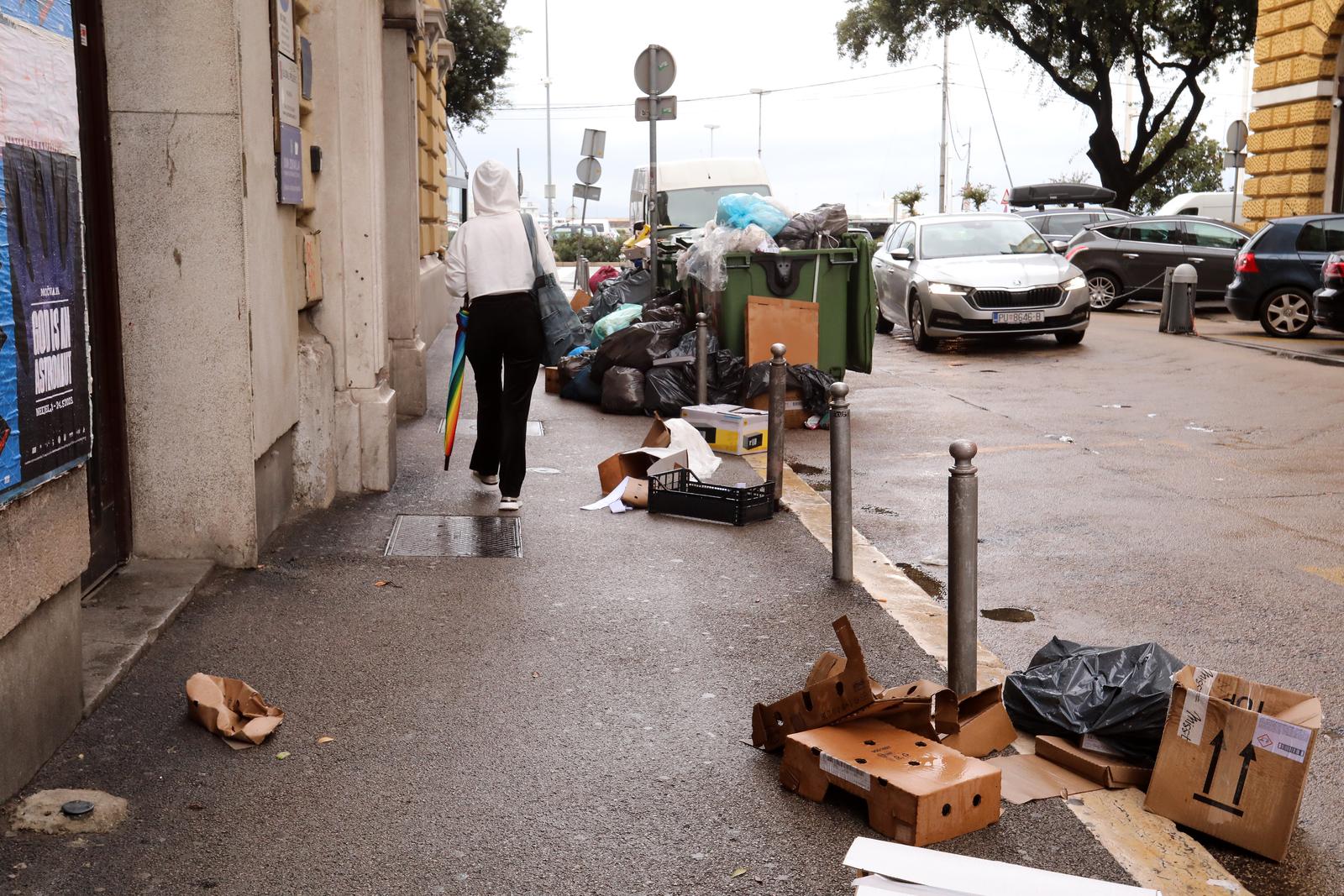 Rijeka: Gomilanje smeća na gradskim ulicama Rijeka: Gomilanje smeća na gradskim ulicama