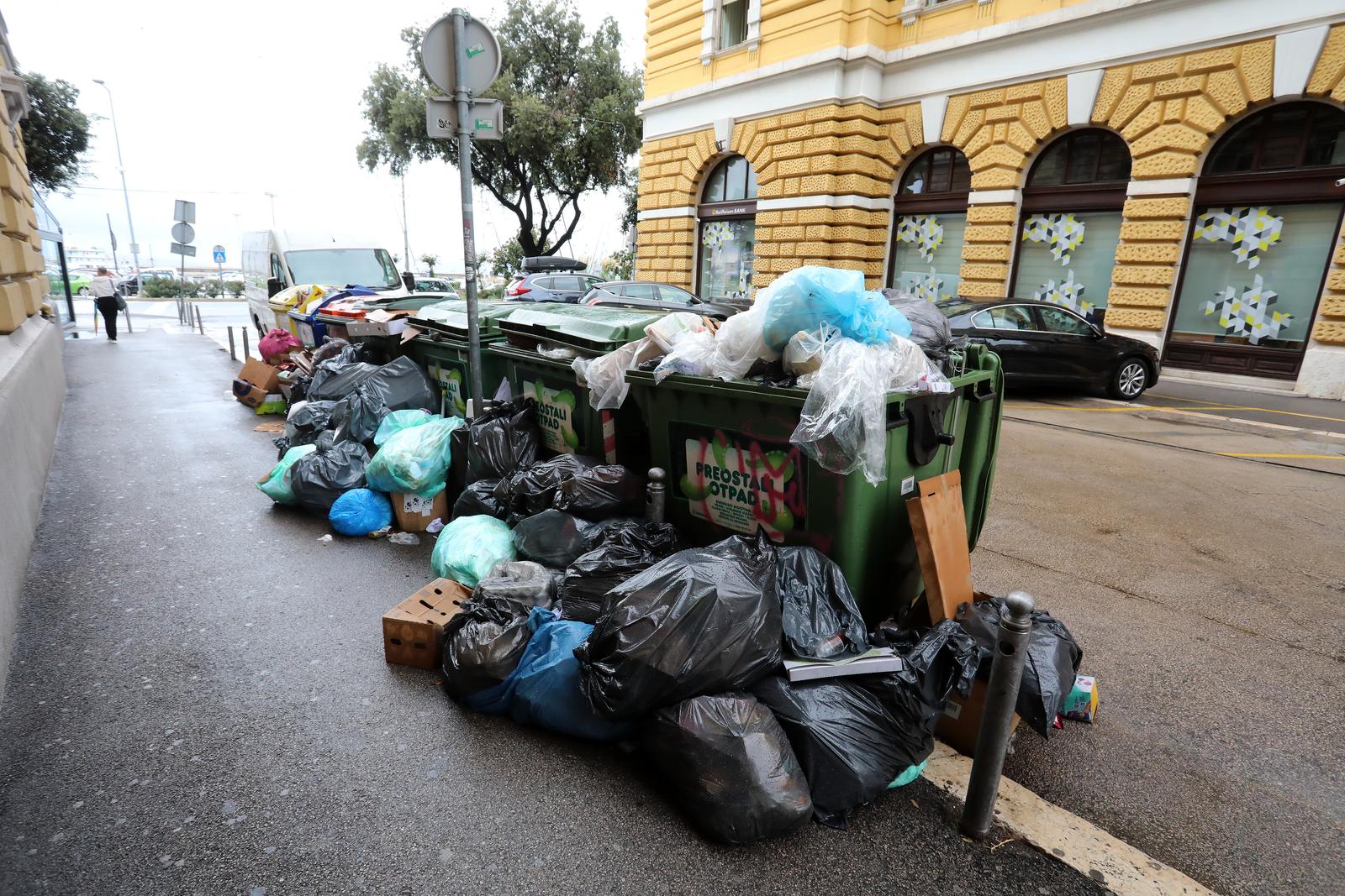 Rijeka: Gomilanje smeća na gradskim ulicama Rijeka: Gomilanje smeća na gradskim ulicama