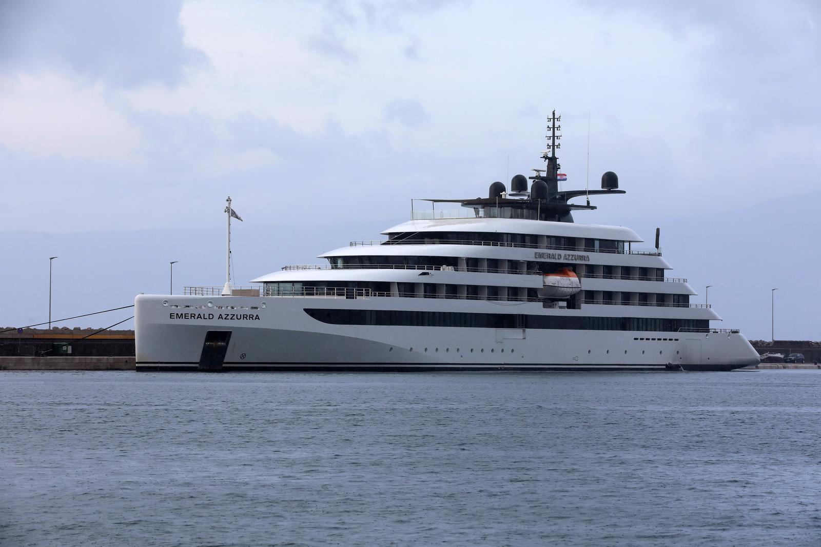 Rijeka: Luksuzni mini kruzer Emerald Azzura u luci
