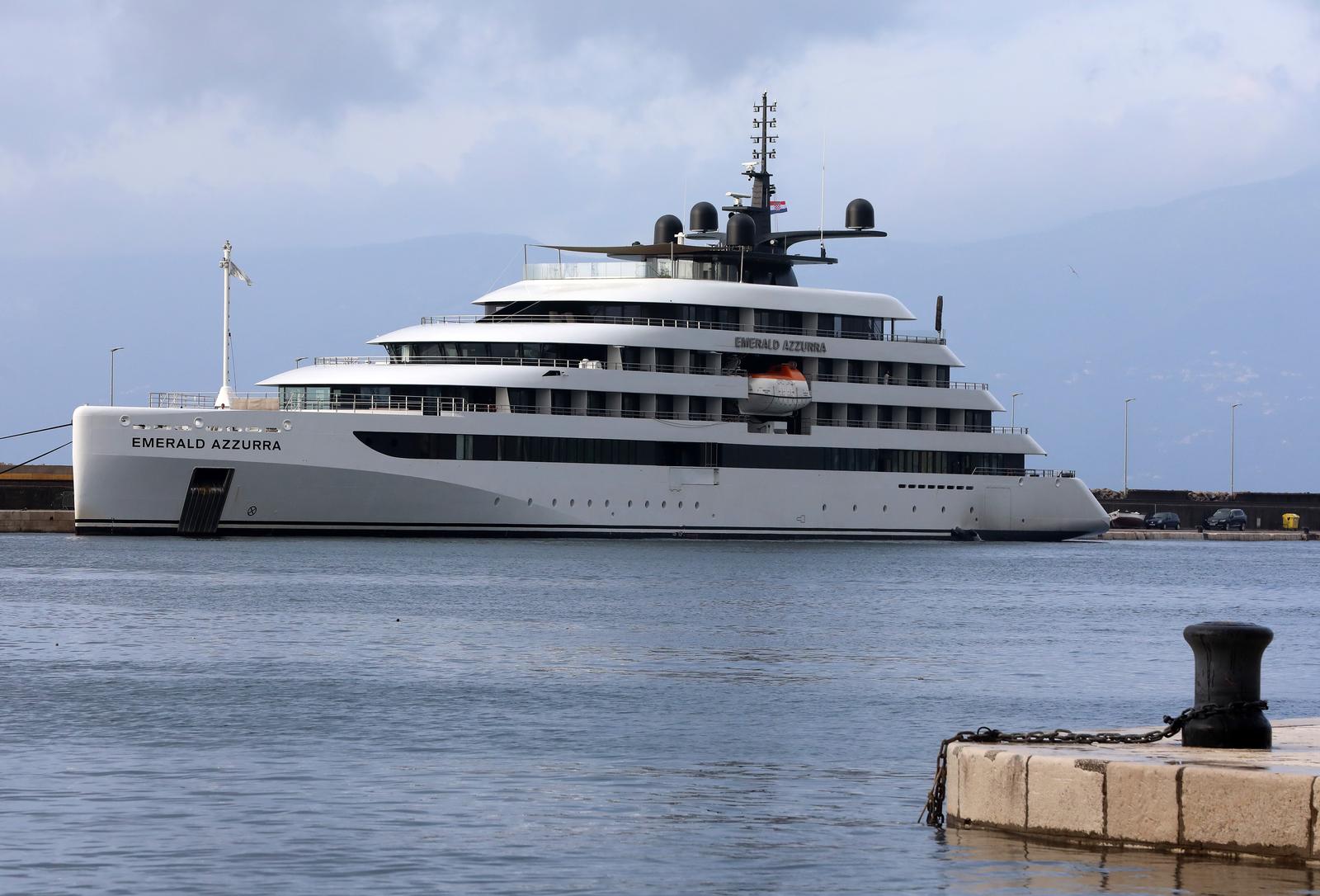 Rijeka: Luksuzni mini kruzer Emerald Azzura u luci