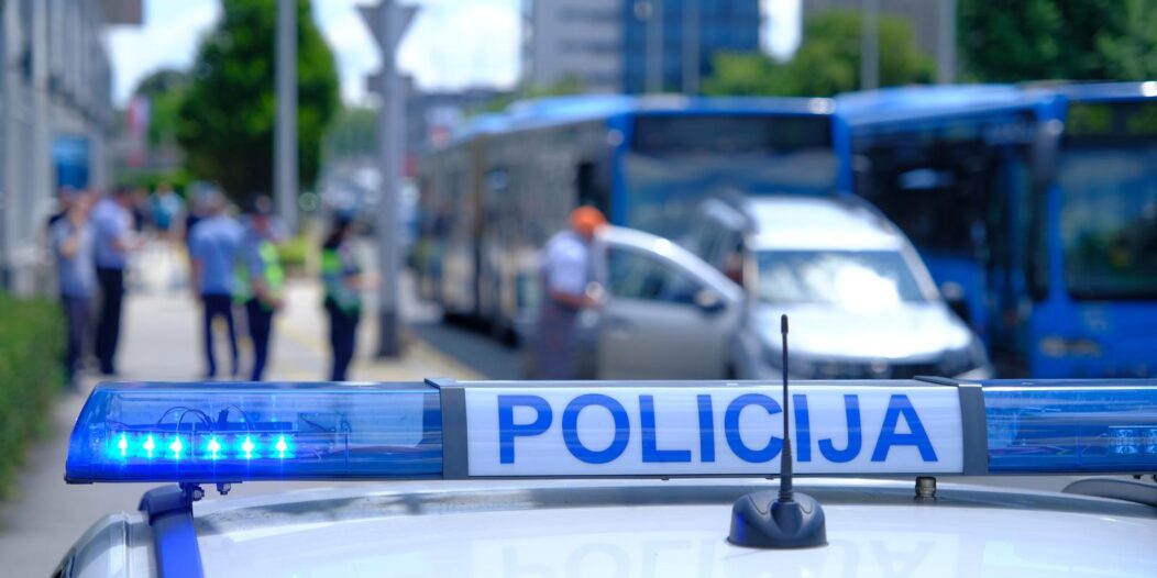 Zagreb: Autobus ZET-a pokupio nekoliko automobila na križanju Heinzleove i Vukovarske Zagreb: Autobus ZET-a pokupio nekoliko automobila na križanju Heinzleove i Vukovarske