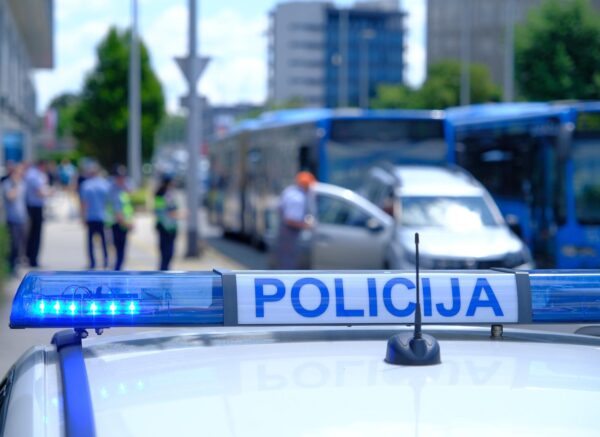 Zagreb: Autobus ZET-a pokupio nekoliko automobila na križanju Heinzleove i Vukovarske