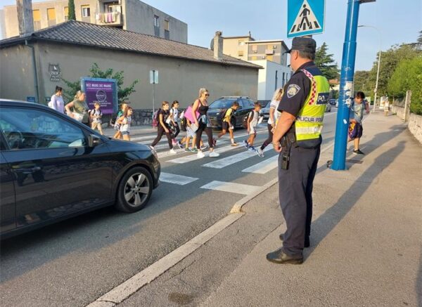 skolarci pjesacki policija ucenici (2)