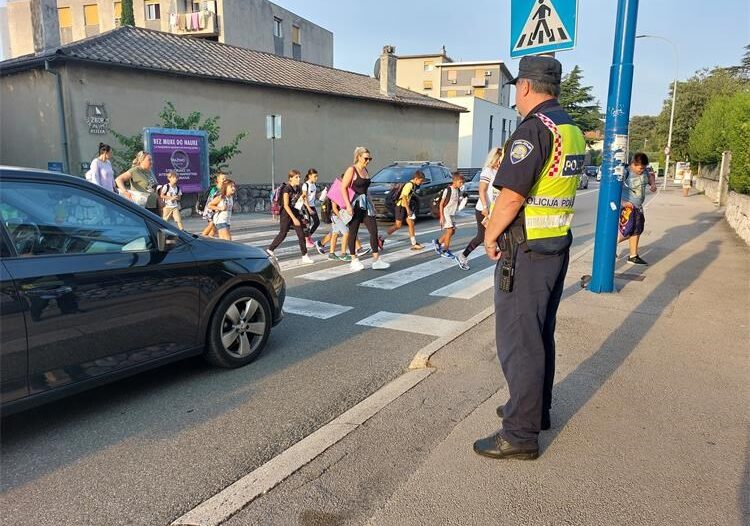 skolarci pjesacki policija ucenici (2) skolarci pjesacki policija ucenici (2)