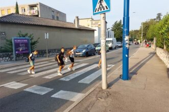 skolarci pjesacki policija ucenici (4) skolarci pjesacki policija ucenici (4)