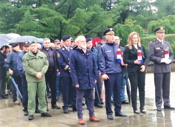 BSS-STOJE-ISPRED KRIŽA-SVI