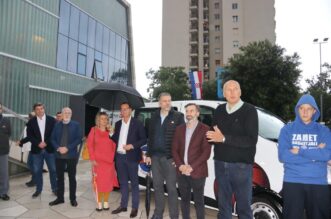 Košarkaši-klub-Zamet-nabavio-novo-kombi-vozilo-8 Košarkaši-klub-Zamet-nabavio-novo-kombi-vozilo-8