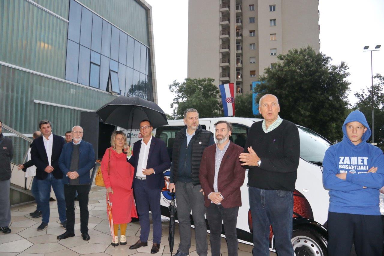 Košarkaši-klub-Zamet-nabavio-novo-kombi-vozilo-8 Košarkaši-klub-Zamet-nabavio-novo-kombi-vozilo-8