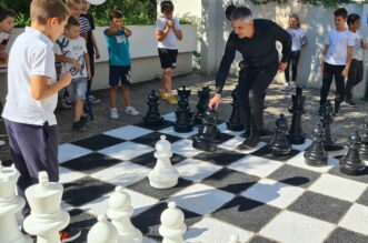 Otvorenje-prostora-za-igranje-šaha-na-otvorenom-OŠ-Kozala-9 Otvorenje-prostora-za-igranje-šaha-na-otvorenom-OŠ-Kozala-9