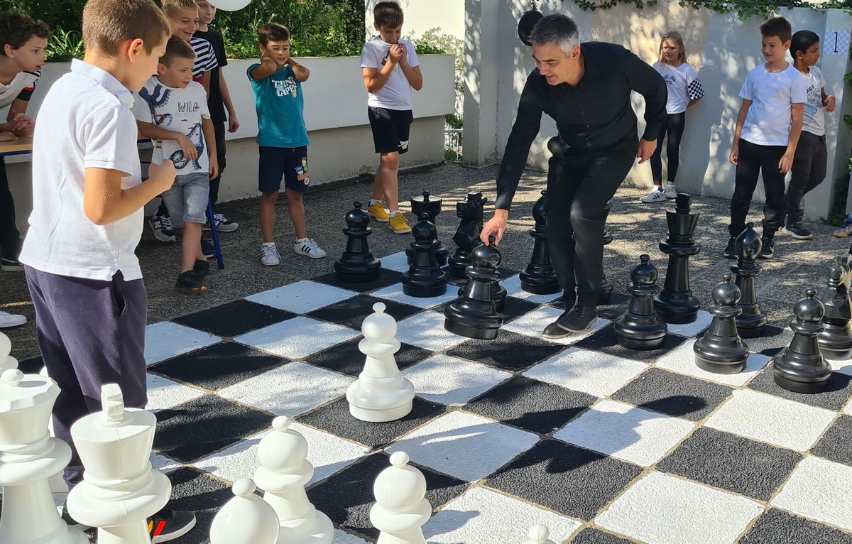 Otvorenje-prostora-za-igranje-šaha-na-otvorenom-OŠ-Kozala-9 Otvorenje-prostora-za-igranje-šaha-na-otvorenom-OŠ-Kozala-9