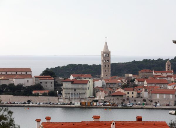 Grad Rab, srednjovjekovno urbano sredite opasano zidinama