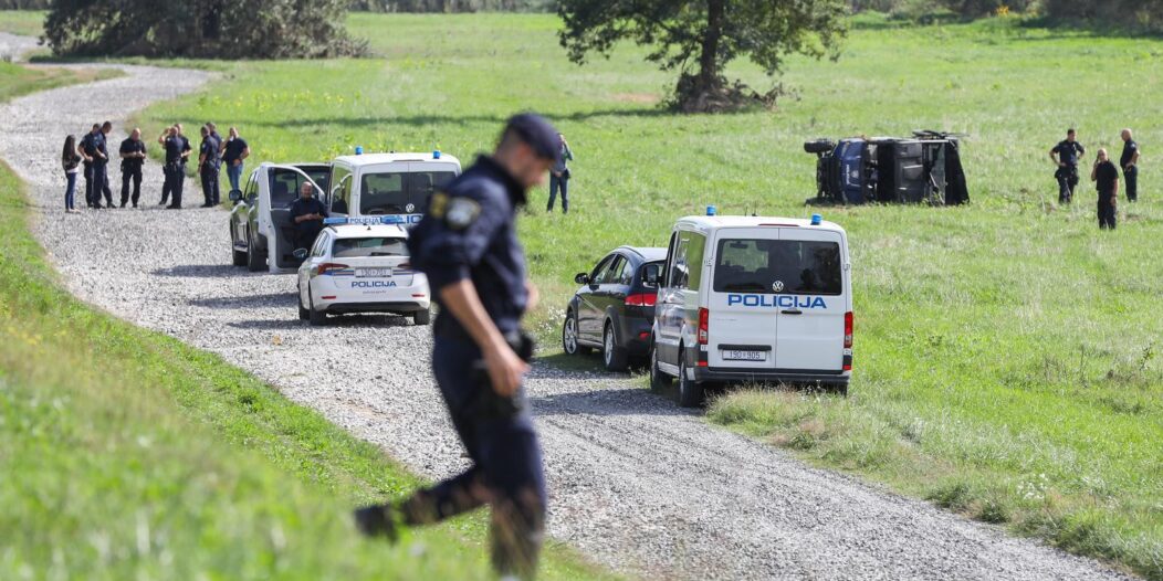 Zagreb: U prevrtanju policijskog terenca jedan policajac poginuo, trojica ozlijeđena Zagreb: U prevrtanju policijskog terenca jedan policajac poginuo, trojica ozlijeđena