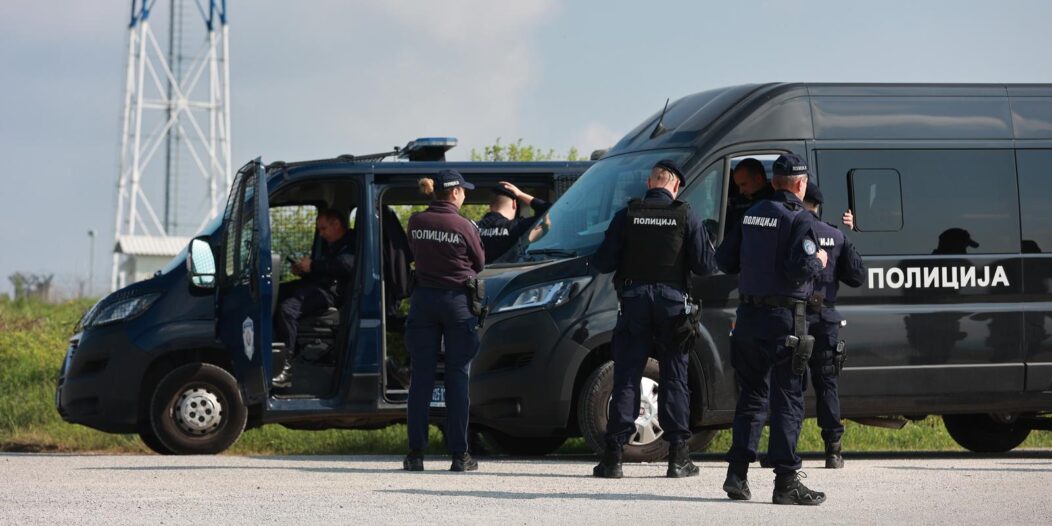 Dubona: Pripadnici policije na ulici ispred škole gdje je 21-godišnjak pucao na ljude Dubona: Pripadnici policije na ulici ispred škole gdje je 21-godišnjak pucao na ljude