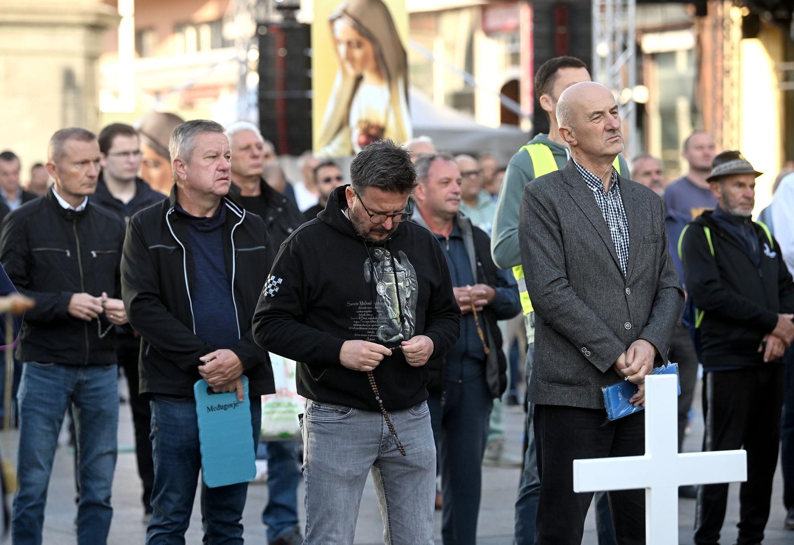 Zagreb: Već uobičajeno u prvoj suboti u mjesecu na trgovima hrvatskih gradova su molitelji Zagreb: Već uobičajeno u prvoj suboti u mjesecu na trgovima hrvatskih gradova su molitelji
