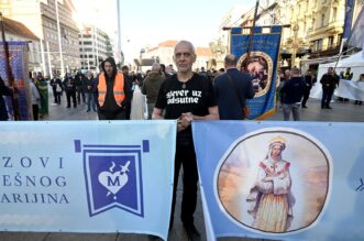 Zagreb: Već uobičajeno u prvoj suboti u mjesecu na trgovima hrvatskih gradova su molitelji Zagreb: Već uobičajeno u prvoj suboti u mjesecu na trgovima hrvatskih gradova su molitelji