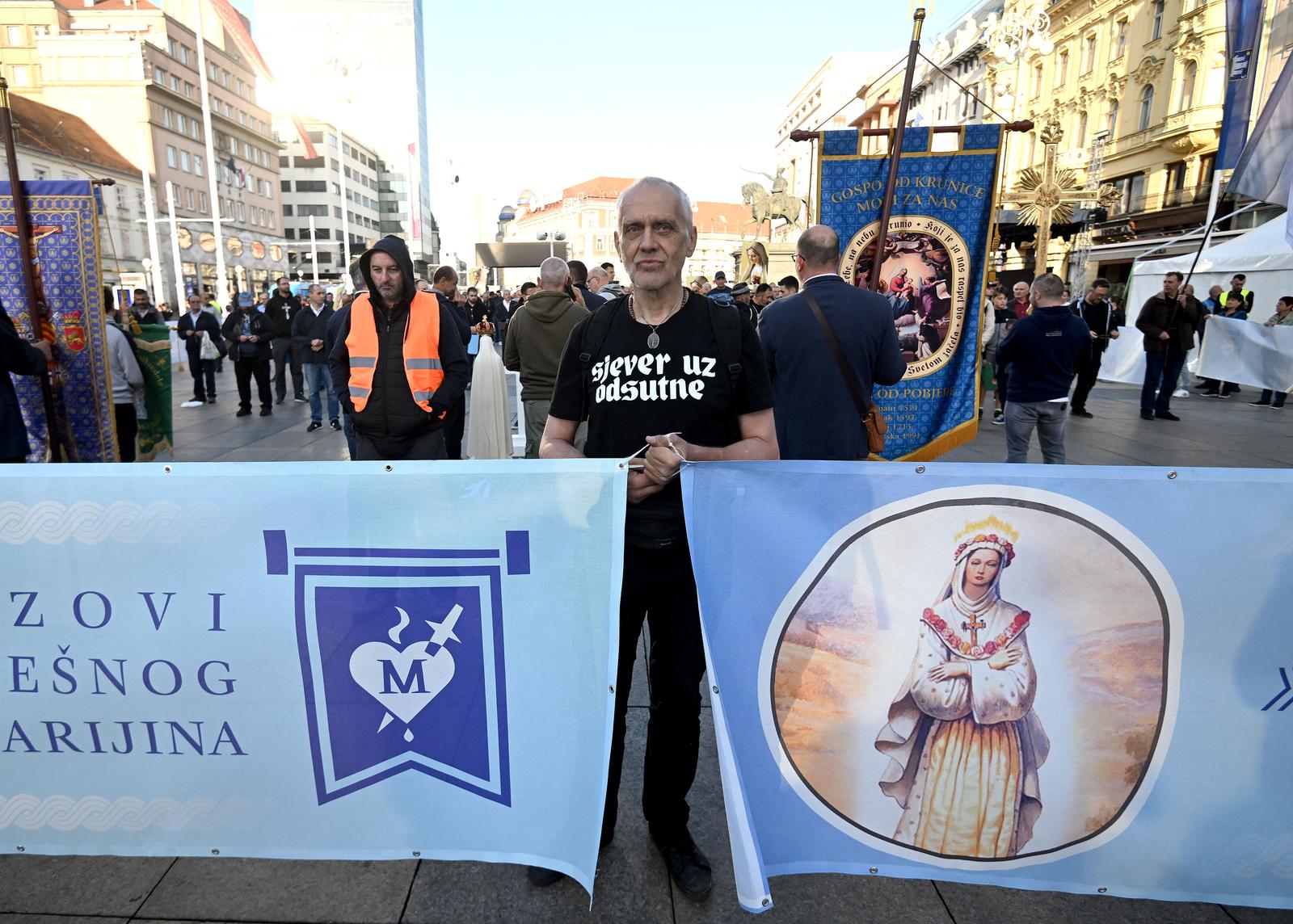 Zagreb: Već uobičajeno u prvoj suboti u mjesecu na trgovima hrvatskih gradova su molitelji Zagreb: Već uobičajeno u prvoj suboti u mjesecu na trgovima hrvatskih gradova su molitelji