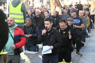 Zagreb: Već uobičajeno u prvoj suboti u mjesecu na trgovima hrvatskih gradova su molitelji Zagreb: Već uobičajeno u prvoj suboti u mjesecu na trgovima hrvatskih gradova su molitelji