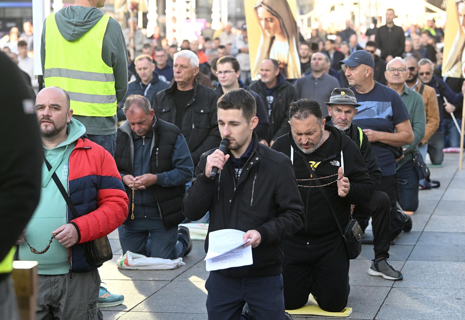 Zagreb: Već uobičajeno u prvoj suboti u mjesecu na trgovima hrvatskih gradova su molitelji Zagreb: Već uobičajeno u prvoj suboti u mjesecu na trgovima hrvatskih gradova su molitelji