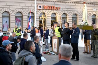 Zagreb: Već uobičajeno u prvoj suboti u mjesecu na trgovima hrvatskih gradova su molitelji Zagreb: Već uobičajeno u prvoj suboti u mjesecu na trgovima hrvatskih gradova su molitelji