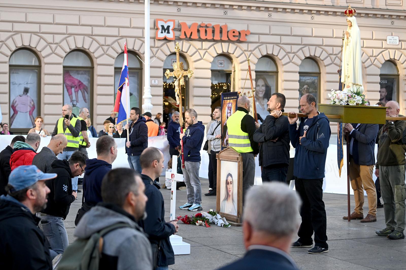 Zagreb: Već uobičajeno u prvoj suboti u mjesecu na trgovima hrvatskih gradova su molitelji Zagreb: Već uobičajeno u prvoj suboti u mjesecu na trgovima hrvatskih gradova su molitelji
