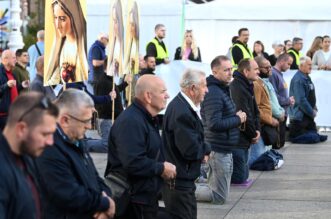 Zagreb: Već uobičajeno u prvoj suboti u mjesecu na trgovima hrvatskih gradova su molitelji Zagreb: Već uobičajeno u prvoj suboti u mjesecu na trgovima hrvatskih gradova su molitelji