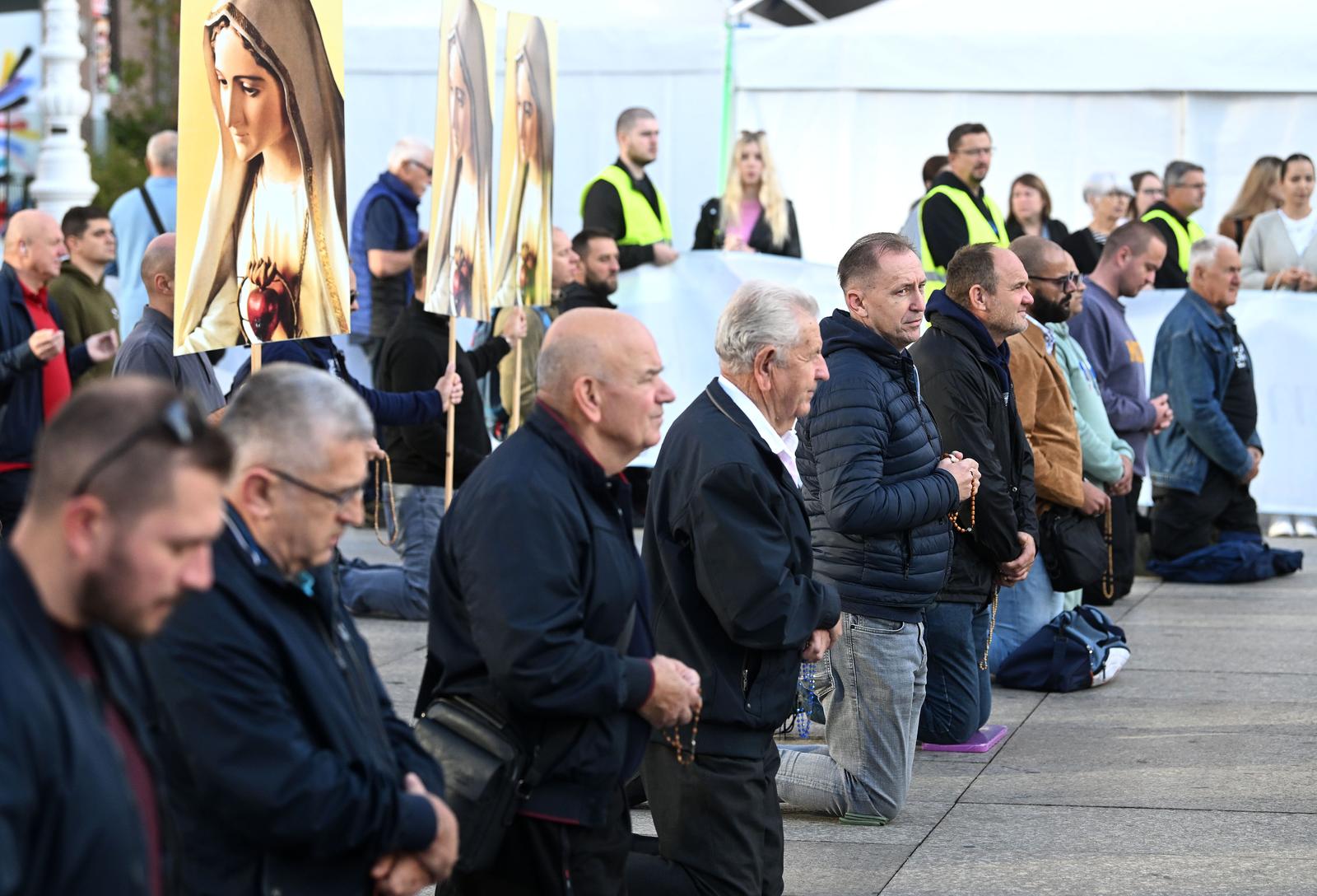 Zagreb: Već uobičajeno u prvoj suboti u mjesecu na trgovima hrvatskih gradova su molitelji Zagreb: Već uobičajeno u prvoj suboti u mjesecu na trgovima hrvatskih gradova su molitelji