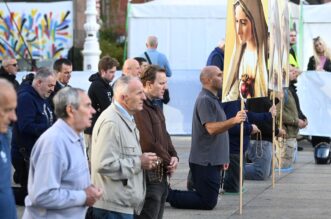 Zagreb: Već uobičajeno u prvoj suboti u mjesecu na trgovima hrvatskih gradova su molitelji Zagreb: Već uobičajeno u prvoj suboti u mjesecu na trgovima hrvatskih gradova su molitelji