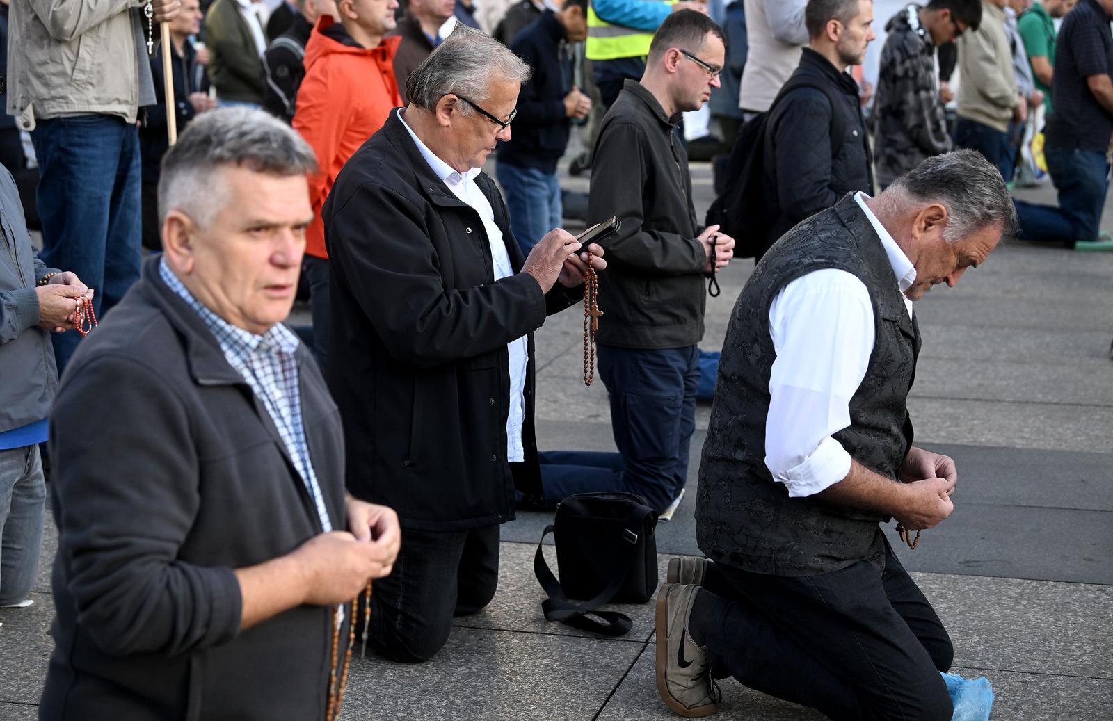 Zagreb: Već uobičajeno u prvoj suboti u mjesecu na trgovima hrvatskih gradova su molitelji Zagreb: Već uobičajeno u prvoj suboti u mjesecu na trgovima hrvatskih gradova su molitelji