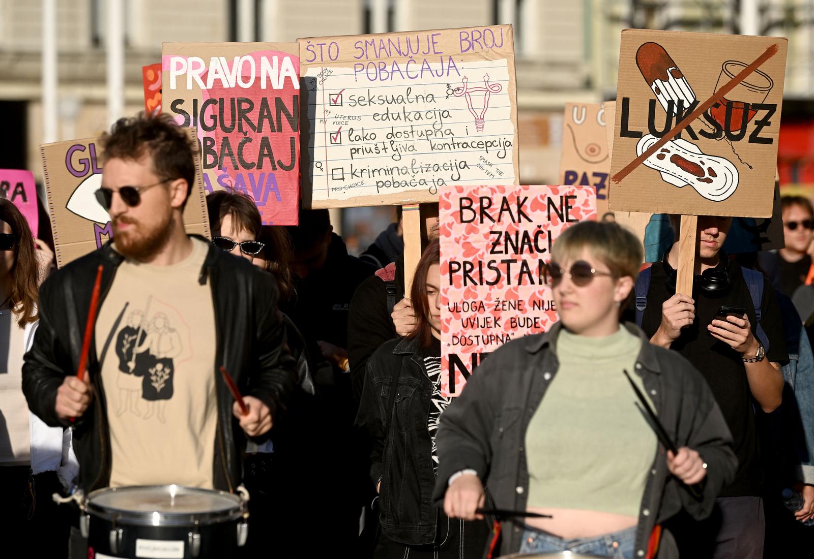 Zagreb: Tijekom molitve muškaraca trajao je i prosvjed protiv istih Zagreb: Tijekom molitve muškaraca trajao je i prosvjed protiv istih