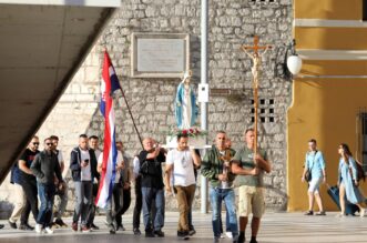 Muškarci molili krunicu ispred gradske uprave u Šibeniku Muškarci molili krunicu ispred gradske uprave u Šibeniku