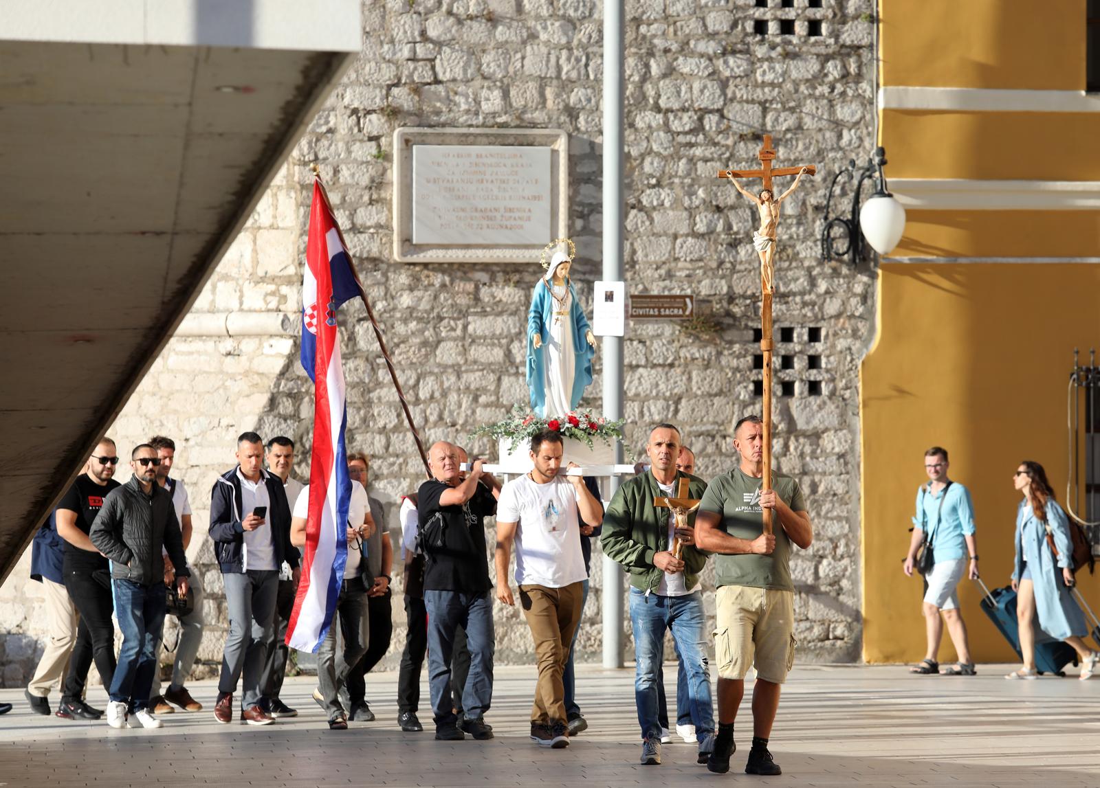 Muškarci molili krunicu ispred gradske uprave u Šibeniku Muškarci molili krunicu ispred gradske uprave u Šibeniku