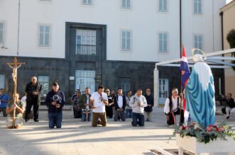 Muškarci molili krunicu ispred gradske uprave u Šibeniku Muškarci molili krunicu ispred gradske uprave u Šibeniku