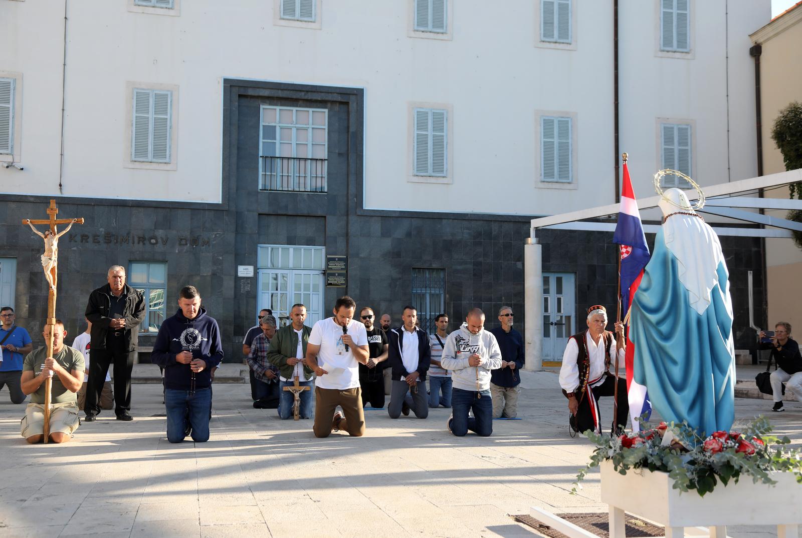 Muškarci molili krunicu ispred gradske uprave u Šibeniku Muškarci molili krunicu ispred gradske uprave u Šibeniku