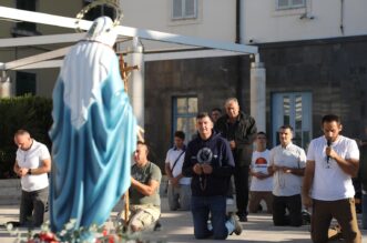 Muškarci molili krunicu ispred gradske uprave u Šibeniku Muškarci molili krunicu ispred gradske uprave u Šibeniku