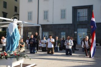 Muškarci molili krunicu ispred gradske uprave u Šibeniku Muškarci molili krunicu ispred gradske uprave u Šibeniku