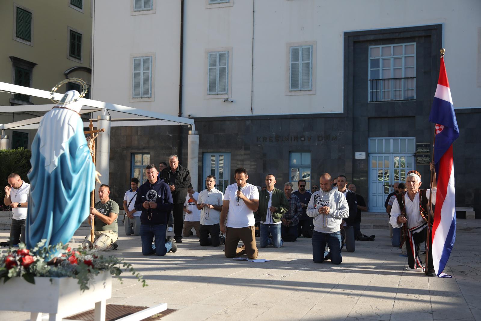 Muškarci molili krunicu ispred gradske uprave u Šibeniku Muškarci molili krunicu ispred gradske uprave u Šibeniku