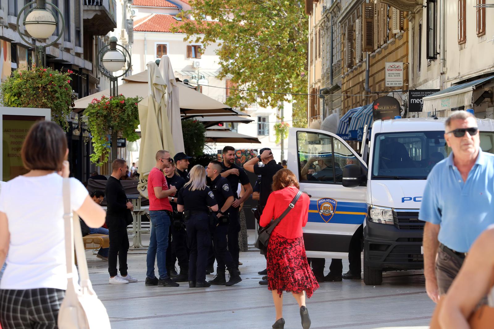 Rijeka: Policija na gradskim ulicama uoči susreta Rijeke i Hajduka